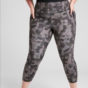 Athleta Lightning Camo 7/8 Tight, gray camo, Size 1X